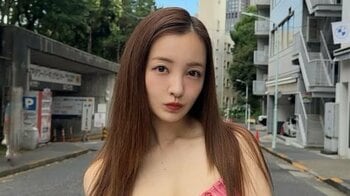 板野友美 美デコルテ×美脚にくぎ付け！全身リップマークの深いスリット入りワンピでスタイル際立つショット連発「惚れた」「女神様」おなかもちらり