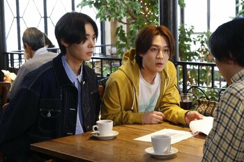 新卒の採用面接に立ち会う人見（松田元太） 一方、ウジン（ヘイテツ）は転職活動を始めるがうまくいかず…『人事の人見』第6話予告