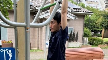 【健康つよぽん】草彅剛 公園で“超真剣”ストレッチ！自ら負荷をかけて挑む姿にSNS「頭が下がります」『終幕のロンド』