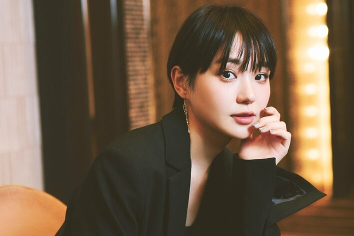 【写真11枚】ブラックジャケットを着こなす奈緒の撮り下ろしカットを見る