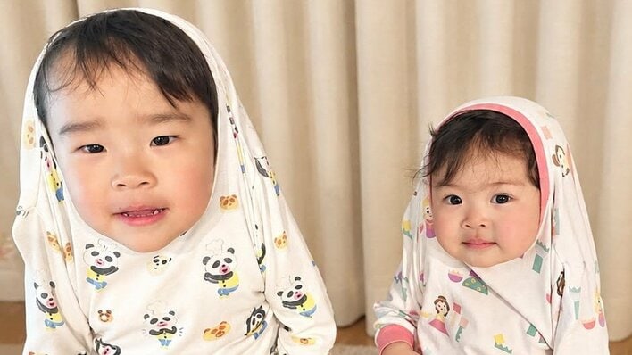 3歳弟vs1歳妹 “ねぇね”の争奪戦！？抱っこしてもらいたい弟の必死のアピール&甘えん坊な姿に「何度も見返しちゃう」【激かわキッズ奇跡の瞬間】