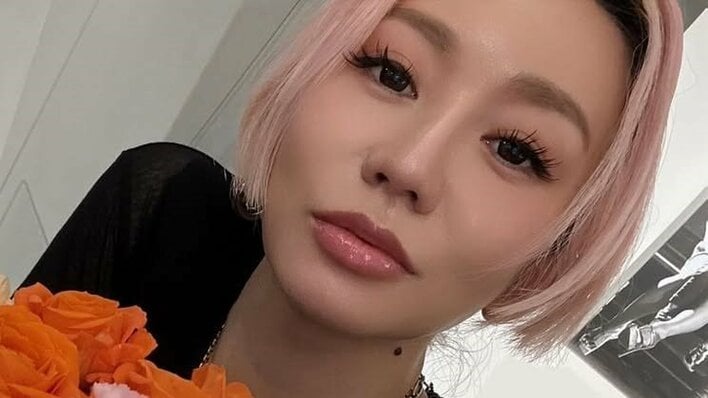 第2子妊娠中・倖田來未 13歳長男との肩組みショット公開！背丈わかる大人びた後ろ姿に「仲良くてほっこり」「もうこんなに大きくなったなんて」