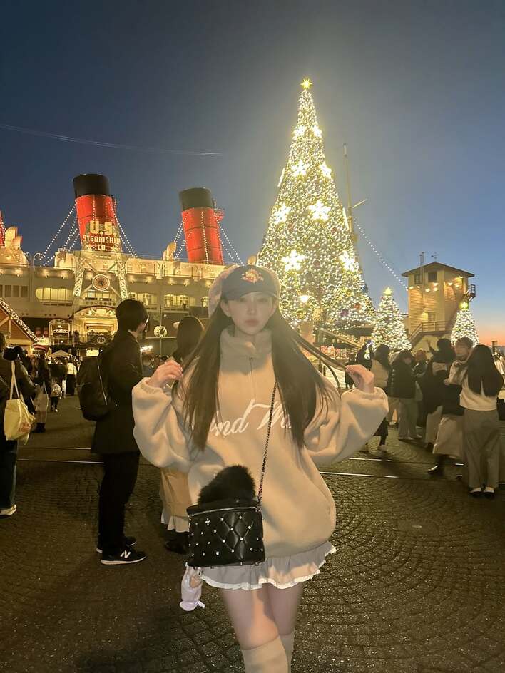 堀未央奈 “絶対領域”見せの超ミニ丈ボトム×ニーハイソックスで抜群の