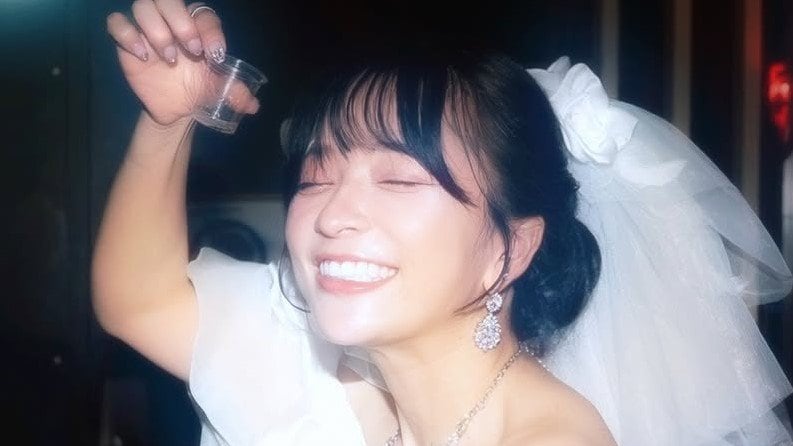 結婚発表のヘラヘラ三銃士・さおりん 純白ミニ丈ドレス披露！はじける
