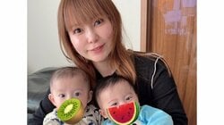 「ちょっと顔が似てきた」中川翔子 生後4ヵ月双子の弟が兄の腕をパクリッ！うつぶせ遊び中の“胸キュン”ショットを公開「背中だけで悶絶」