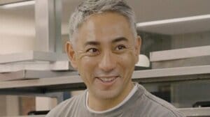 市川團十郎 長女・麗禾の誕生日祝いで“豪華デコ部屋”公開！真っ赤なリボン掛けられた“巨大プレゼント”に「こちらもウキウキ」「飾り付けセンスありますね」