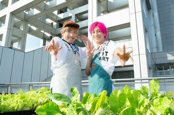 EXIT「アクションお台場ファーム」で野菜の種まき体験！アンバサダー3年目で任務を遂行するも、水やりで暴走しビショビショに！