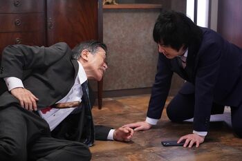 『イップス』塚本高史が密室で秘書を刺し…第3話犯行シーンが解禁！“お花畑”二世議員の犯行トリックとは