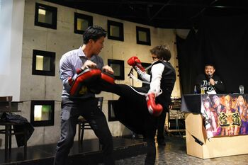 【RIZIN.21】前夜祭に不審な店員！？朝倉海が特殊メイクで変装潜入の一部始終