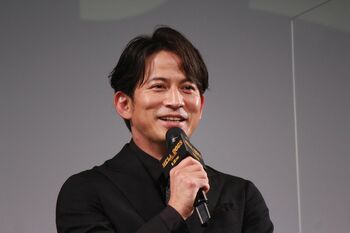 岡田准一、坂口健太郎と撮影前にパンプアップ！「トライストーンの人には筋トレ」