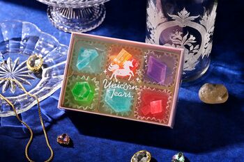 【12月3日 新発売】 秘密のジュエル探しスタート！まるで“食べる宝石”。幻のスイーツ「ルミナスクリスタル 1/6の涙 マジカルジュエリーコレクション」が数量限定で登場。販売場所はシークレット！