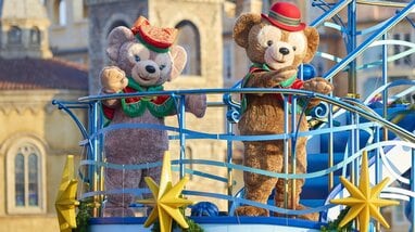 ダッフィーがサンタと一緒にダンス！華やかな船に乗るミッキーたちの姿