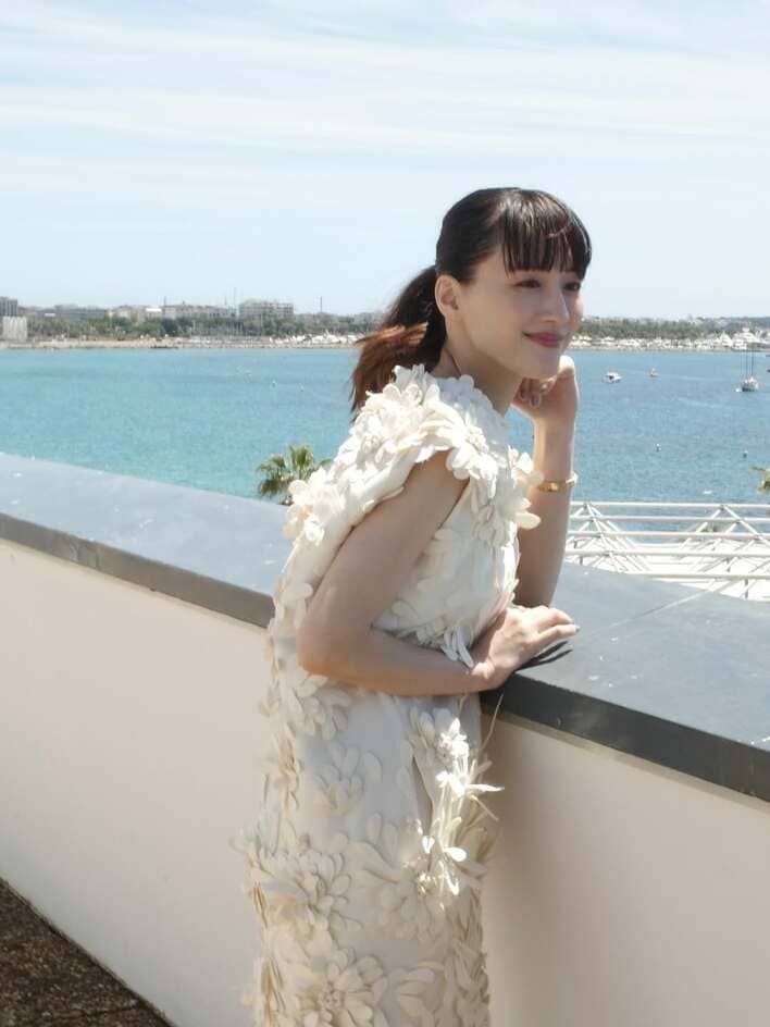 綾瀬はるか 美デコルテ際立つオフショル黒ドレス姿披露！カンヌ映画祭