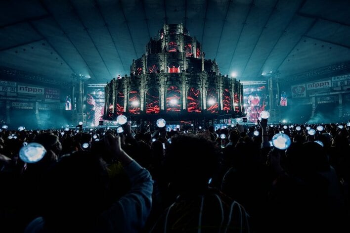 圧巻！高さ20mの巨大な塔が出現！Mrs. GREEN APPLE、規格外の演出で