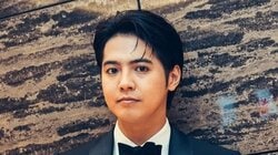 「優しいパパの顔」1児の父・片寄涼太 子どもを抱っこしたモノクロショット公開！小さなおてての先に向ける幸せあふれる目元に「ほっこり」