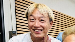 休養中のサンド伊達みきお 満面の笑みの近影に反響！お見送り芸人しんいちらが誕生日祝いに駆けつけケーキ手にした姿に「元気そうでよかったー！」