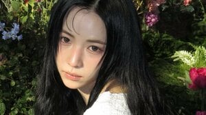 NiziU・MAYA 髪バッサリの大胆イメチェン姿披露！「似合いすぎてパニック」寝そべりどアップ＆美スタイル際立つショットにファン悶絶