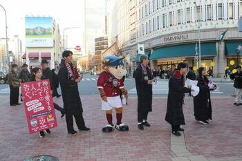 選手自らACLE告知チラシ配布！ラウンド16に向け選手・スタッフが総力プロモーション