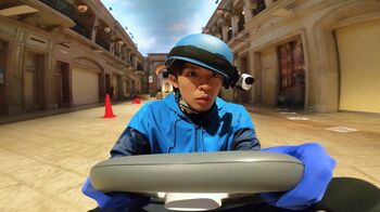 佐藤勝利＆岸優太、“リアルマリオカート”に挑戦！華麗なハンドルさばきで激走