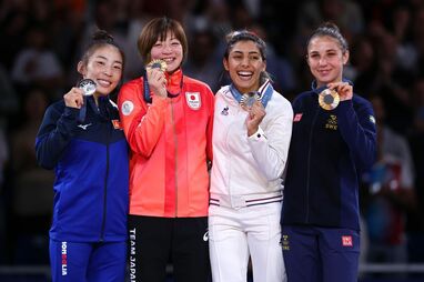 パリオリンピック柔道日本代表　金メダル第1号　48KG 角田夏美　直筆サイン色紙 柔道・角田夏実、挑戦者の気持ちで花の都に臨む／パリ2024