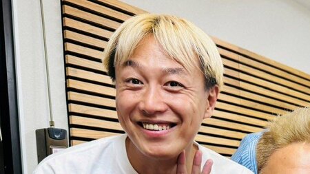 休養中のサンド伊達みきお 満面の笑みの近影に反響！お見送り芸人しんいちらが誕生日祝いに駆けつけケーキ手にした姿に「元気そうでよかったー！」