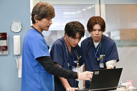【場面写真追加】患者に対する意識の薄さが目立つ宮沢（木戸大聖） そんな宮沢に進藤（江口洋介）はある患者を任せ…『救命病棟24時』第2話予告