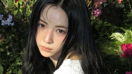 NiziU・MAYA 髪バッサリの大胆イメチェン姿披露！「似合いすぎてパニック」寝そべりどアップ＆美スタイル際立つショットにファン悶絶