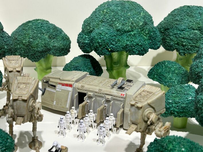 スター・ウォーズをくすっと笑える田中達也流のミニチュアと“見立て”で