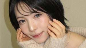 「かわいいの最高到達点」NiziU・MAYA 美デコルテあらわなニット姿を披露！“甘”スタイルの自撮りショットに「反則だわ」と絶賛の声