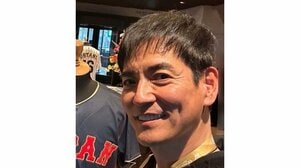 「整いすぎてアクスタかと」沢村一樹 グレーのスーツでたたずむ洗練された立ち姿ショット披露！小顔×脚長のスタイルに「ほれちゃう♡」などと反響