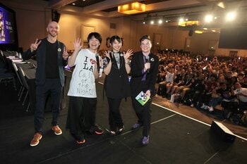 佐藤元＆雨宮天がロサンゼルス『Anime Expo 2025』でファンと交流！生アフレコも披露し会場が熱狂『よふかしのうた Season2』