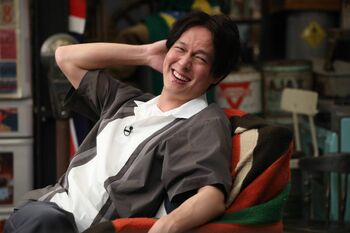 丸山が“お尻日光浴”衝撃の姿に総ツッコミ！「くすぶっていた」村上の知られざる苦労とは？