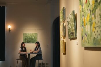 幻想的な建築美を感じるホテル内ギャラリー「UNWIND GALLERY」で、恋するように季節を感じるアート体験を。花や植物をモチーフに、恋心を描いた作品が並ぶ展示「Bloom for me」開催
