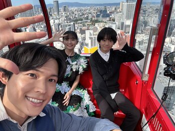 松村北斗が地上106メートルで上田悠斗＆白山乃愛と自撮り！絶景を眺めながら「このあたりに何週間も泊まって舞台をやっていた」と回想
