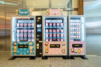 【お買い物や東京観光の合間に】ＫＩＴＴＥ丸の内に「ちいかわ」の自動販売機が登場「Kiramekko（きらめっこ）」と「GPSBOX」が7月18日（土）より販売開始