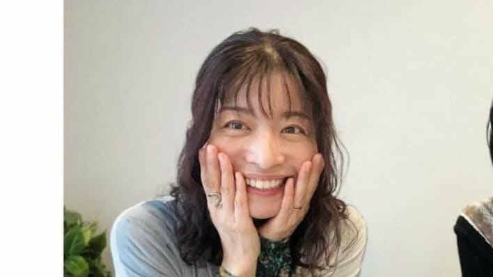 【画像4枚】「ホント上手」“マナカナ”三倉茉奈の5歳娘が描く特徴を捉えた“画才アリ”な似顔絵を見る