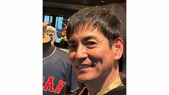 「整いすぎてアクスタかと」沢村一樹 グレーのスーツでたたずむ洗練された立ち姿ショット披露！小顔×脚長のスタイルに「ほれちゃう♡」などと反響