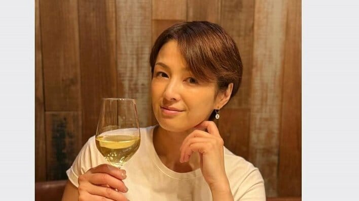 吉瀬美智子 オープンカーでオフ感満載な姿を披露！助手席での横顔ショットに「オシャレで素敵」「気持ちよさそう」