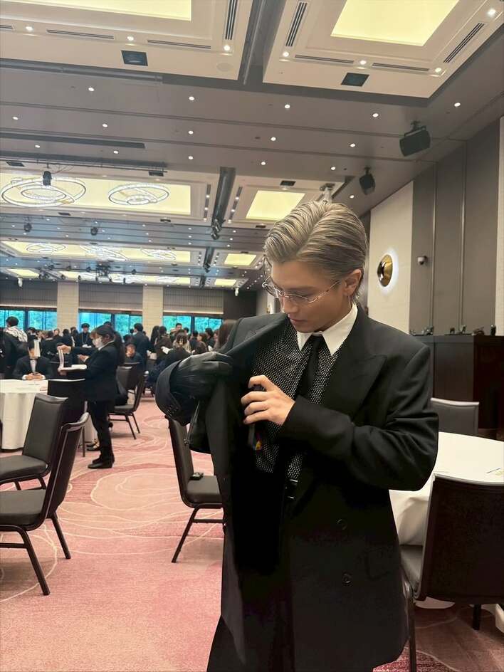 人生初の…」岩田剛典 金髪メガネ姿でのオフショットを大量放出