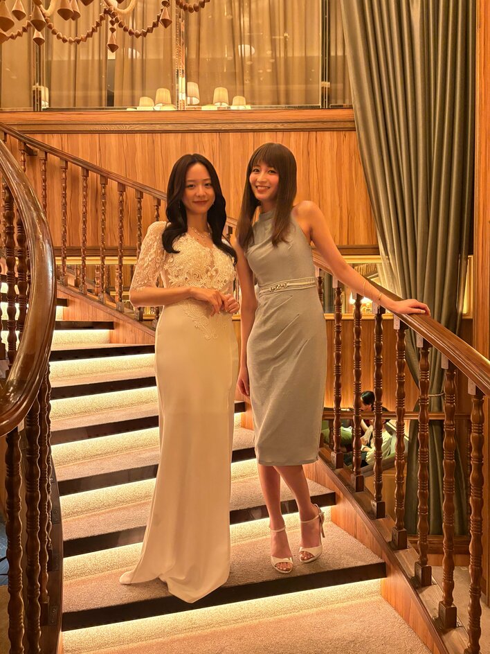 スタイル抜群」岡崎紗絵＆森香澄の“ホステス姿”に「間違いなく指名し