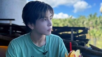 「ビジュ良すぎてて歓喜」岩田剛典 話題の『ジャングリア沖縄』で悩殺ショット連発！巨大気球に乗って雄大な自然を満喫