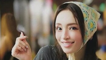 「似合いすぎ」浜崎あゆみ “赤ずきんちゃん”スタイル披露！指ハートなどシンガポールを満喫するオフショットにファン悶絶