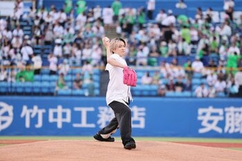 Hey! Say! JUMP・知念侑李が初のファーストピッチセレモニーでダイナミックな投球を披露！「プロ野球観るならFODナイター」×『いたジャン！』