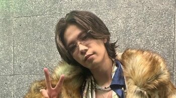 「ミラーに映るイケメン」神宮寺勇太が“愛車”ハーレーのオフショット披露！ ワイルドな姿に反響「この色気」「男のロマン」