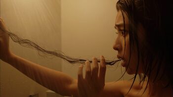 口の中から出てきたのは人間の髪！しかも長い、長すぎる！『恐怖新聞』イチオシ恐怖ポイント～第2話編～