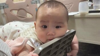 「お話聞こか？」生後4ヵ月赤ちゃんの大人びたポーズが話題！思わず悩み相談をしたくなる姿に「人生一周目とは思えない」【激かわキッズ奇跡の瞬間】