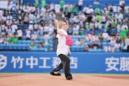 Hey! Say! JUMP・知念侑李が初のファーストピッチセレモニーでダイナミックな投球を披露！「プロ野球観るならFODナイター」×『いたジャン！』