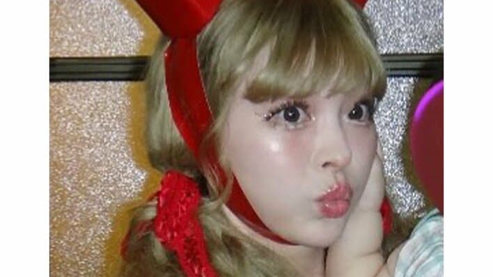 【写真3枚】きゃりーぱみゅぱみゅ ステージ衣装で我が子との2ショットを見る