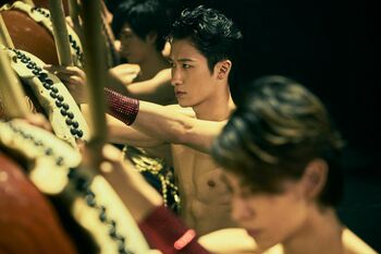 激痛も…Snow Man「滝沢歌舞伎」最大の見せ場“腹筋太鼓”本番に密着