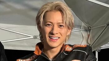 “わんこな平野紫耀”！？あご乗せ＆じっと見つめるショット披露に「もうなんでも似合う...」と話題